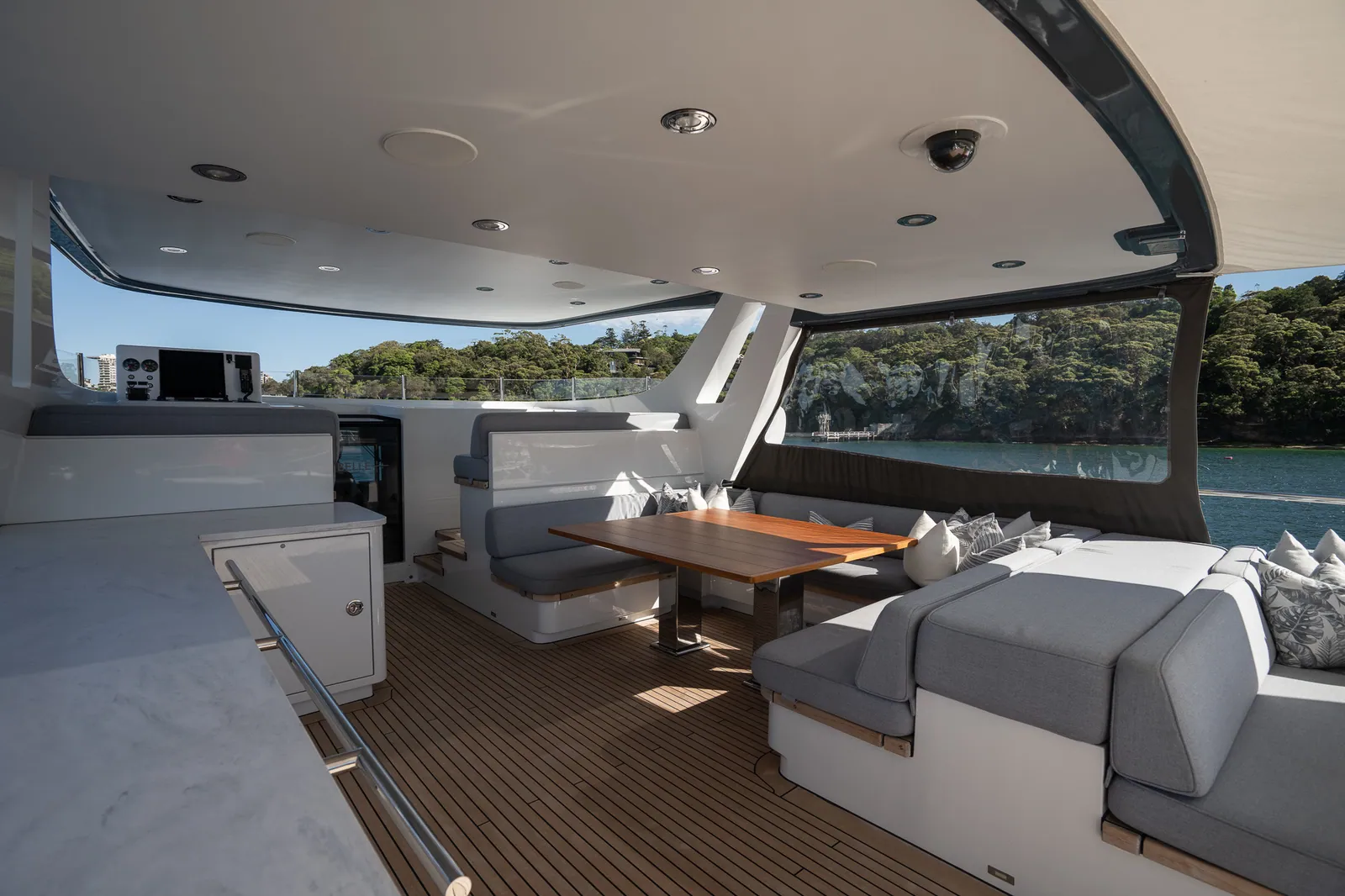 M/Y Belle, Flybridge dining