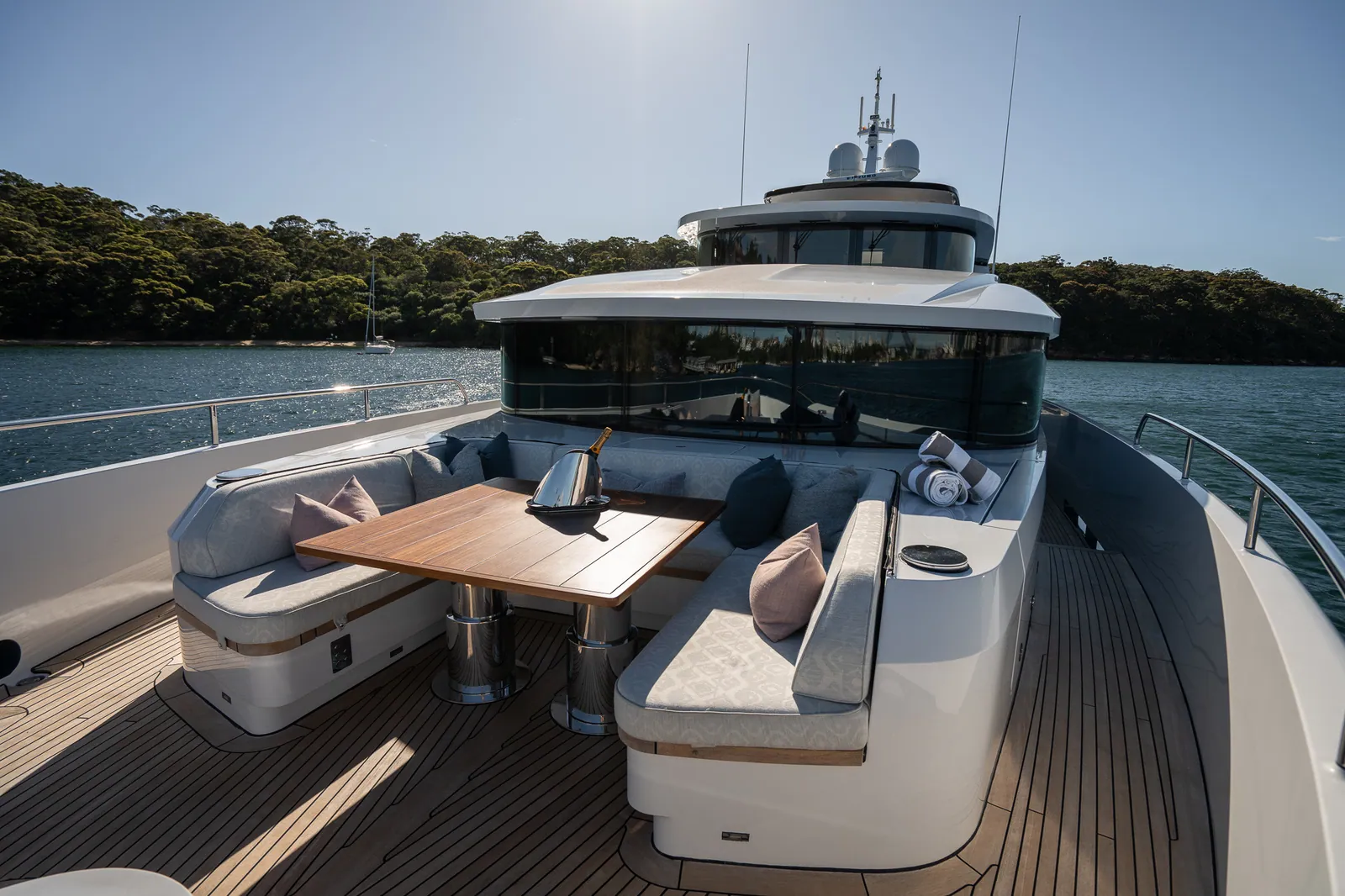 M/Y Belle, Foredeck seating