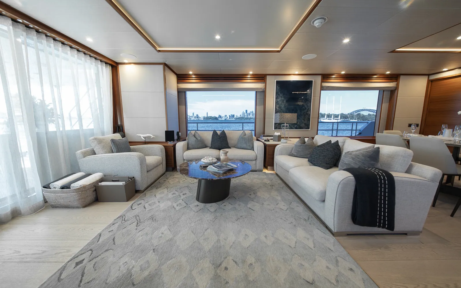 M/Y Belle, Saloon