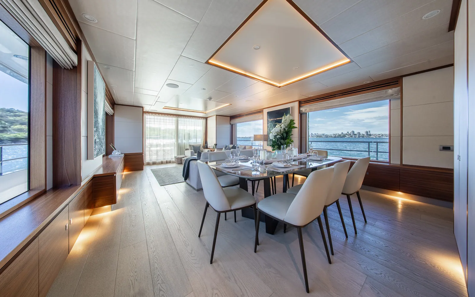 M/Y Belle, Saloon and dining