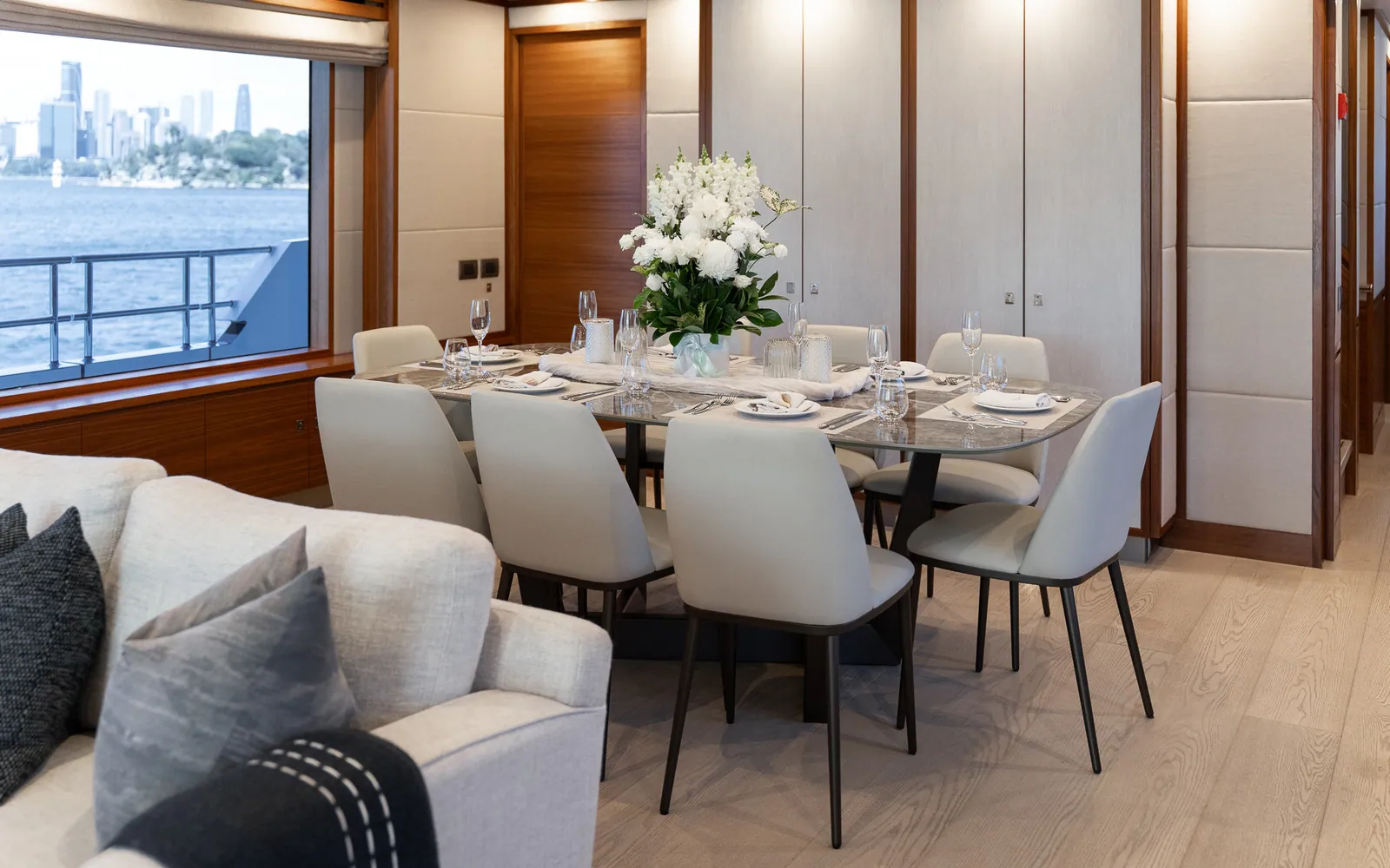 M/Y Belle, Formal dining