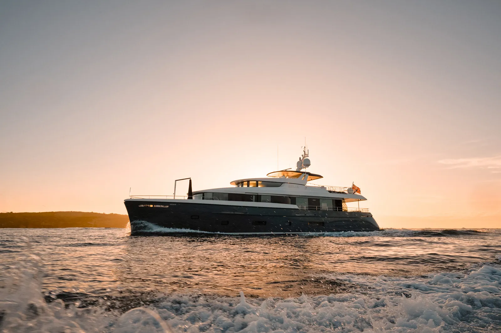M/Y Belle, Under way at dusk